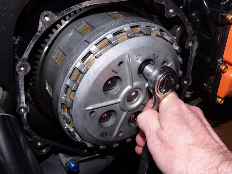 Gen1 CLUTCH SPRINGS, CLUTCH SPRING PLATE AND CLUTCH PACK REMOVAL