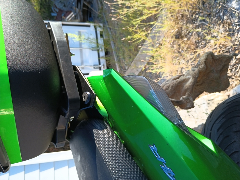 Top box mounting brackets